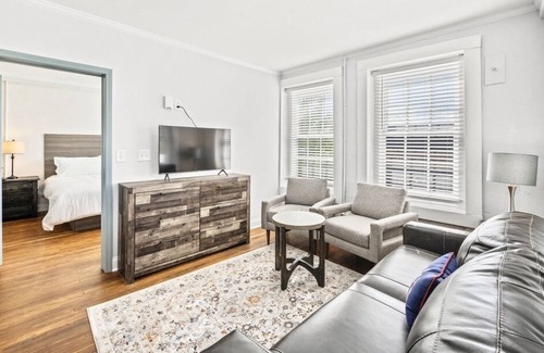 Conway Apartamento | Stylish & Modern Private Retreat by Main Street!