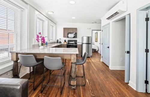 Conway Apartamento | Stylish & Modern Private Retreat by Main Street!