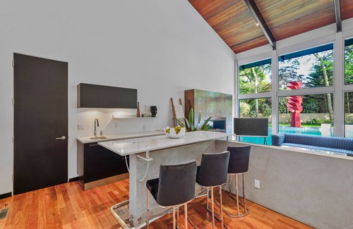 Village of East Hampton Casa | Stylish Modern Retreat in the Heart of the Hamptons: Your Perfect Getaway!