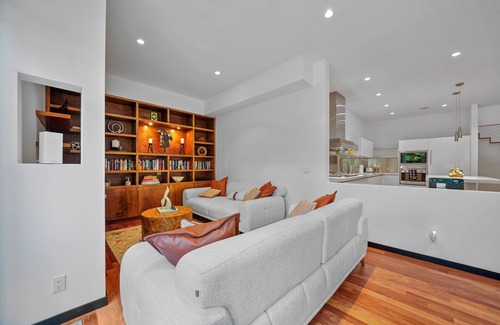 Village of East Hampton Casa | Stylish Modern Retreat in the Heart of the Hamptons: Your Perfect Getaway!