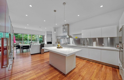 Village of East Hampton Casa | Stylish Modern Retreat in the Heart of the Hamptons: Your Perfect Getaway!