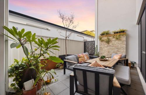 Mount Lawley Casa | Stylish Mount Lawley Retreat Walk to Beaufort Street