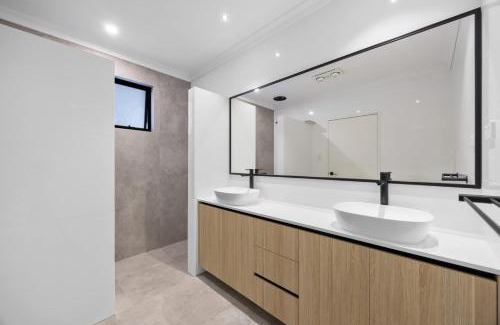 Mount Lawley Casa | Stylish Mount Lawley Retreat Walk to Beaufort Street