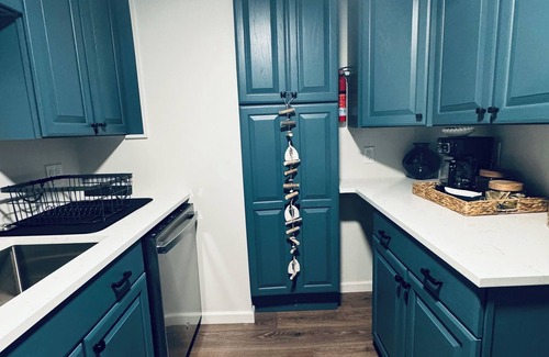 Otis Apartamento | Stylish Newly Renovated 2-Bedroom Apartment Steps from Otis Reservoir