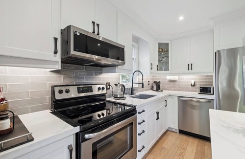 Aurora Casa | Stylish newly Renovated 3BR Home-Perfect Family Location