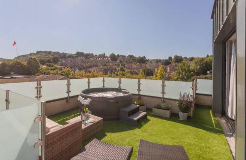 Bath Apartamento | Stylish Penthouse Apartment With Hot Tub