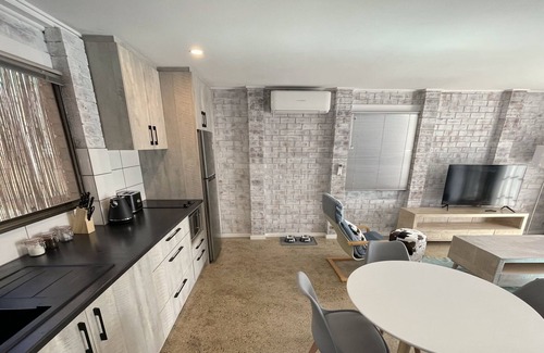 Green Point Apartamento | Stylish pet friendly studio minutes to lake and beach