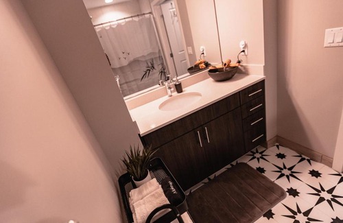 Jefferson Manor Apartamento | Stylish Pet Friendly Space w/ Balcony, Gym, Pool