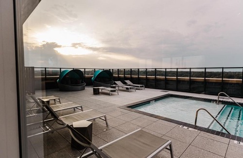 Jefferson Manor Apartamento | Stylish Pet Friendly Space w/ Balcony, Gym, Pool