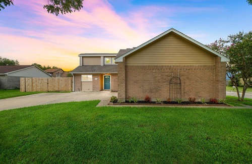 Deer Park Casa | Stylish Pool House Near Texas Businesses