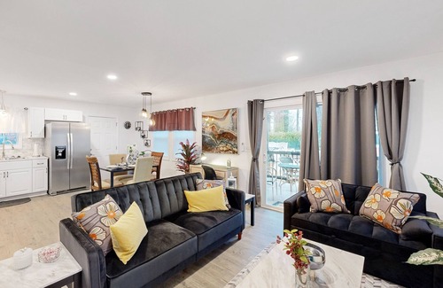 Charlotte Casa | Stylish & private guesthouse with sunny patio, central AC, & W/D - with pool