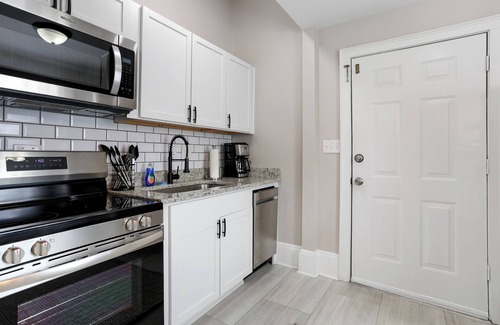 Metropolitan Apartamento | Stylish Remodeled Starland Retreat, Near Starland Yard, Downtown, Food + SCAD!