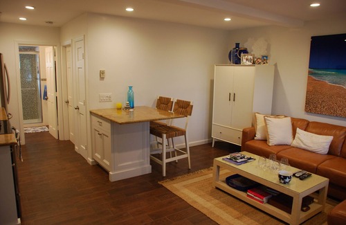 Culloden Shores Condominio | Elegante habitación renovada de una habitación en el corazón de Montauk