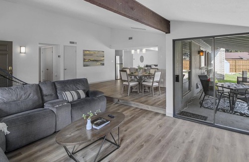Northeast Carrollton Casa | Stylish Retreat With Large Diving Pool! Pet And Family Friendly