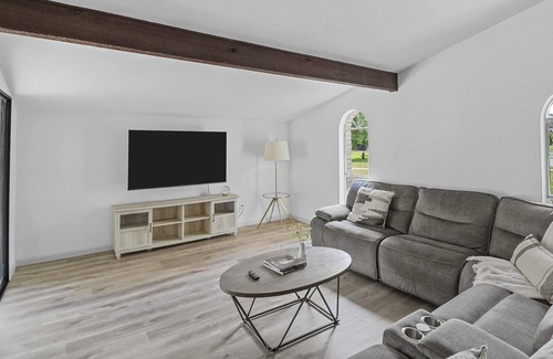 Northeast Carrollton Casa | Stylish Retreat With Large Diving Pool! Pet And Family Friendly