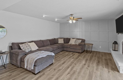 Northeast Carrollton Casa | Stylish Retreat With Large Diving Pool! Pet And Family Friendly