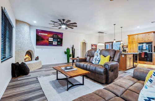Sunridge Estates Casa | Stylish Santa Fe Escape New Home by Lake, River & Casinos!