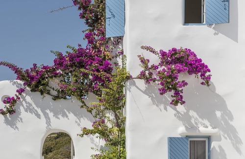 Santa Maria Villa | Elegante villa privada junto al mar con piscina, a 1 minuto de la playa de arena de Mikri Santa.