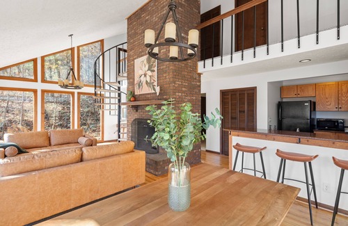 Haw Creek Cabina | Stylish, secluded cabin minutes from the Biltmore and downtown