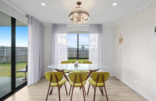 Spring Mountain Apartamento | Stylish & Spacious 3BR 2BA Home in Spring Mountain M28