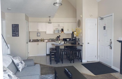 Craigleith Apartamento | Stylish & Spacious 2 Bedroom, 2 Bath Loft in Blue