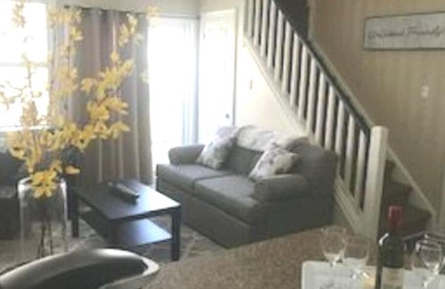 Craigleith Apartamento | Stylish & Spacious 2 Bedroom, 2 Bath Loft in Blue
