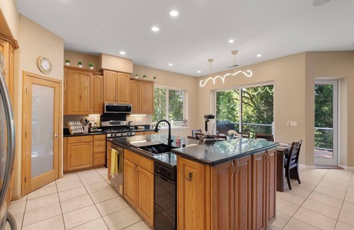 Groveland Casa | Stylish & spacious 6-bedroom house with game room near lake & Yosemite