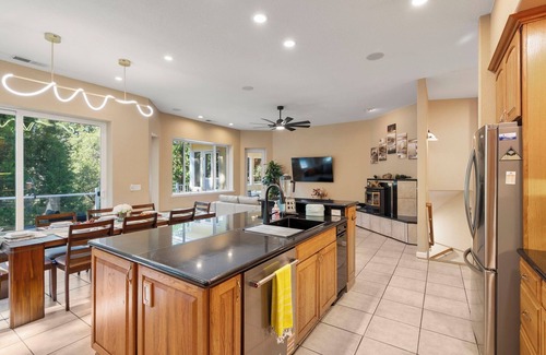 Groveland Casa | Stylish & spacious 6-bedroom house with game room near lake & Yosemite