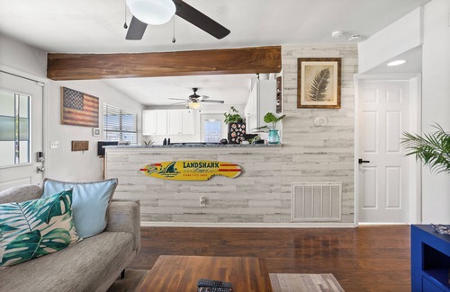 St. Petersburg - Clearwater Casa | Stylish St. Pete 3 Bed, 2 Bath- Fire Pit, Outdoor Patio/TV & Near Beach + Dtwn