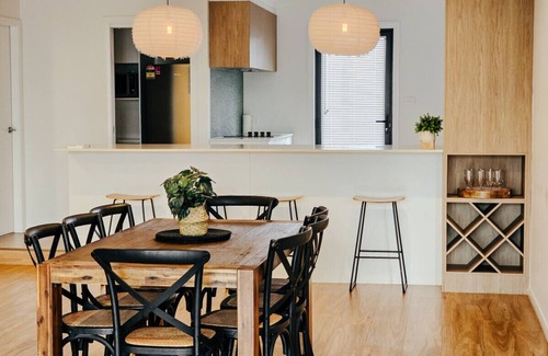 Wagga Wagga Casa | Stylish Stay: 4BR Central Wagga