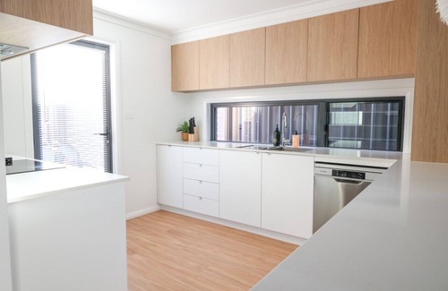 Wagga Wagga Casa | Stylish Stay: 4BR Central Wagga