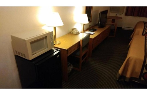 Wautoma Hotel | Stylish Stay by Airport & Nordic Trails with Free Parking