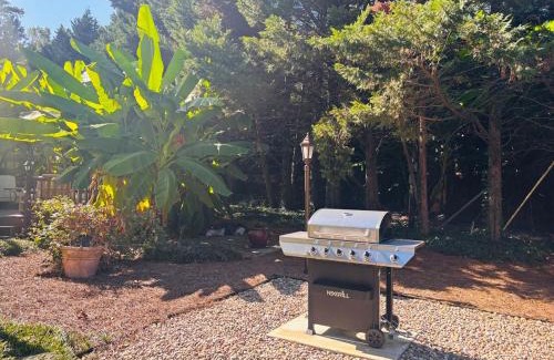 Great Lakes Apartamento | Stylish Stay in the Heart of Decatur King Bed