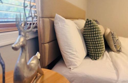 Great Lakes Apartamento | Stylish Stay in the Heart of Decatur King Bed
