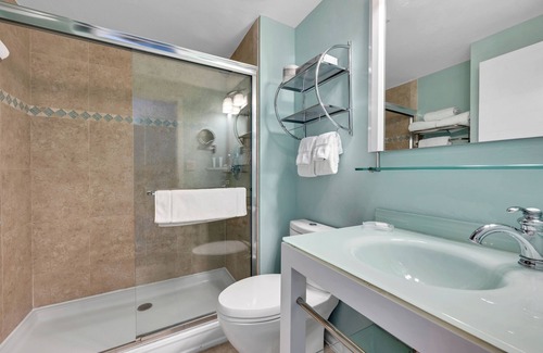 Redevelopment Area Complejo | Stylish Stay near Tin City! 2 Bay View Accommodations! Heated Outdoor Pool!