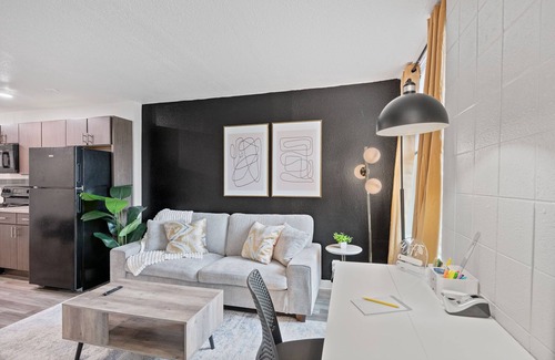 Walnut Hills Apartamento | Stylish studio+ Prime Location Cincinnati + workspace + fitness room + smart TVs