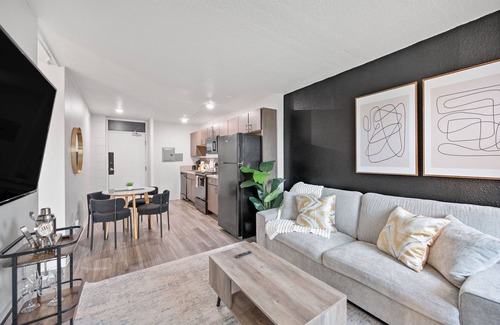 Walnut Hills Apartamento | Stylish studio+ Prime Location Cincinnati + workspace + fitness room + smart TVs