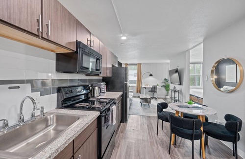 Walnut Hills Apartamento | Stylish studio+ Prime Location Cincinnati + workspace + fitness room + smart TVs