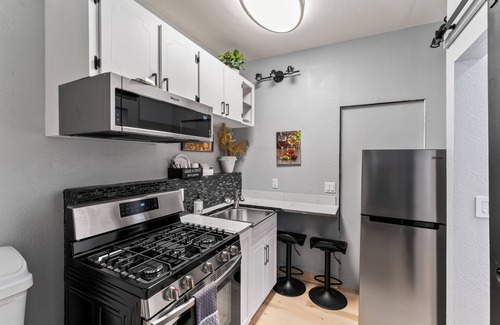 Airport Heights Community Council Apartamento | Stylish Studio Suite Near Downtown Anchorage - Explore Alaska's Beauty with Ease