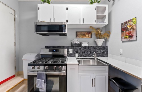 Airport Heights Community Council Apartamento | Stylish Studio Suite Near Downtown Anchorage - Explore Alaska's Beauty with Ease