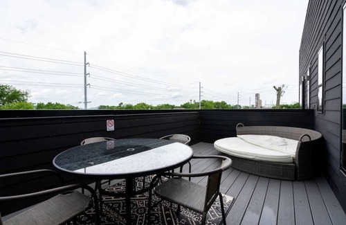 The Nations Apartamento | Stylish Studio with Private Deck in Nashville
