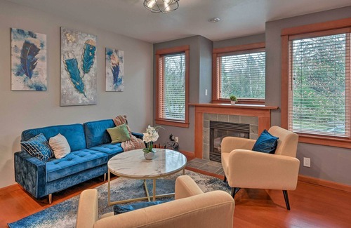 Green Lake Casa | Stylish Townhome ~ 6 Miles to Downtown Seattle!