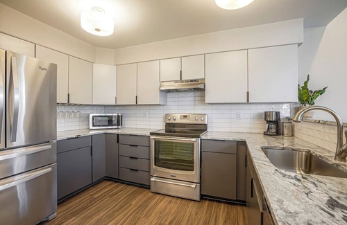 Barths Casa | Stylish Townhouse w/ Spa-like Décor!