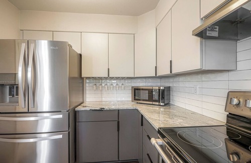 Barths Casa | Stylish Townhouse w/ Spa-like Décor!