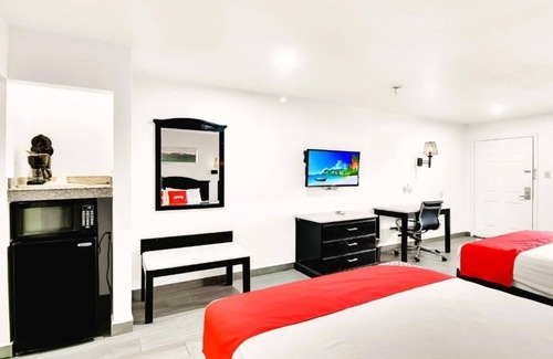 Oakville Hotel | Stylish Unit Near Sowells BBQ – Free Parking, Pet Friendly & Pool Access