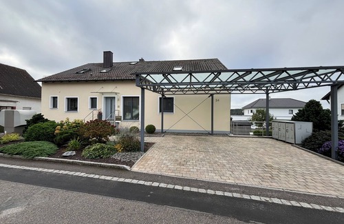 Wackersdorf Apartamento | Stylish vacation apartment (110sqm) with terrace and beautiful garden