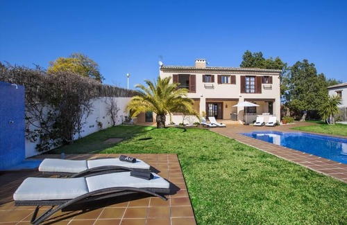 Tarraula Casa | Villa de estilo con una gran piscina en el jardín mediterráneo