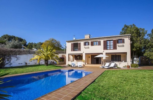 Tarraula Casa | Villa de estilo con una gran piscina en el jardín mediterráneo