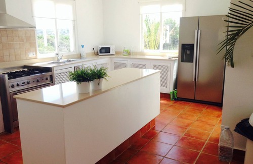 Pedralba Casa | Elegante villa con piscina privada y vistas a la montaña.