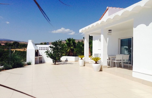 Pedralba Casa | Elegante villa con piscina privada y vistas a la montaña.